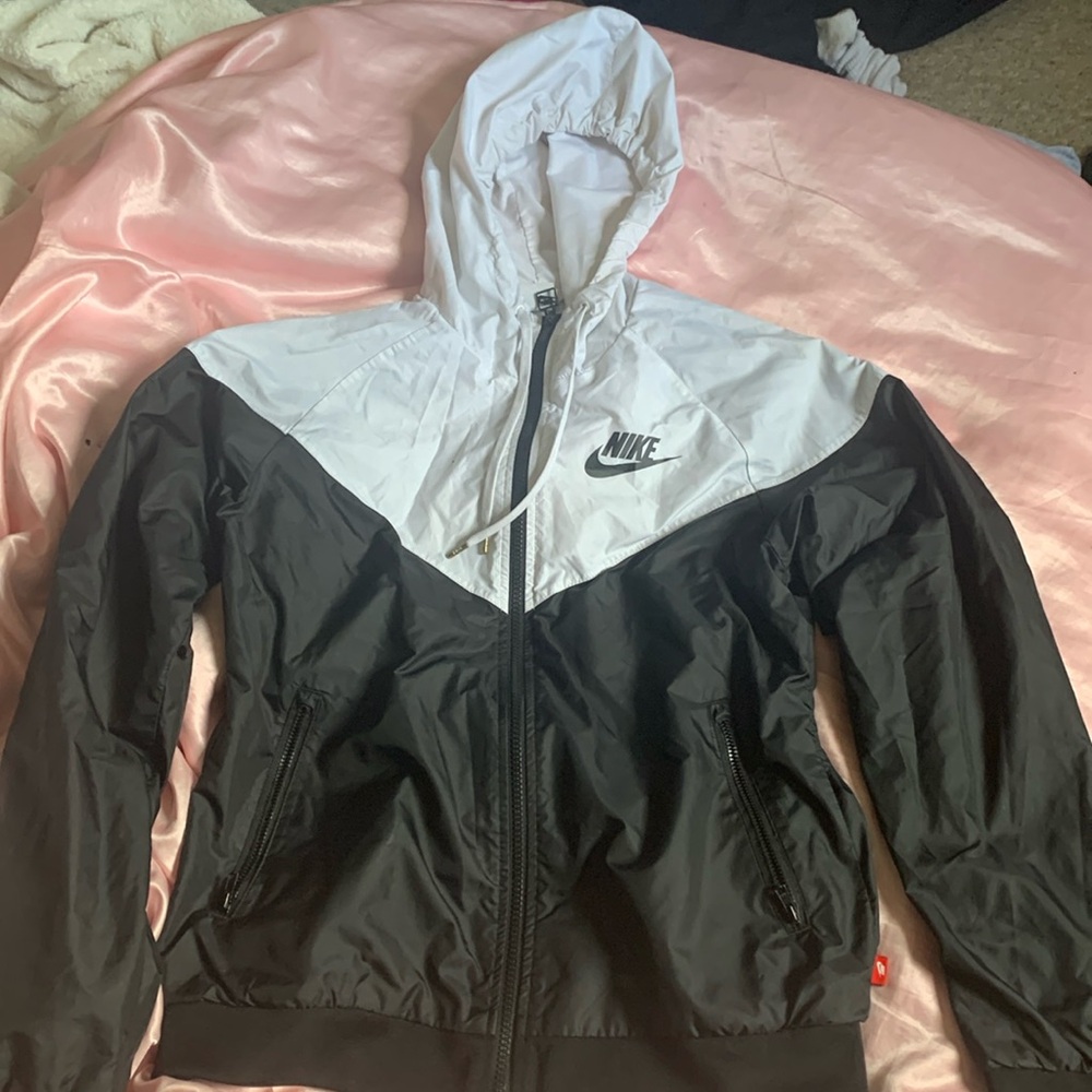 Nike Woman’s Black and White Windbreaker